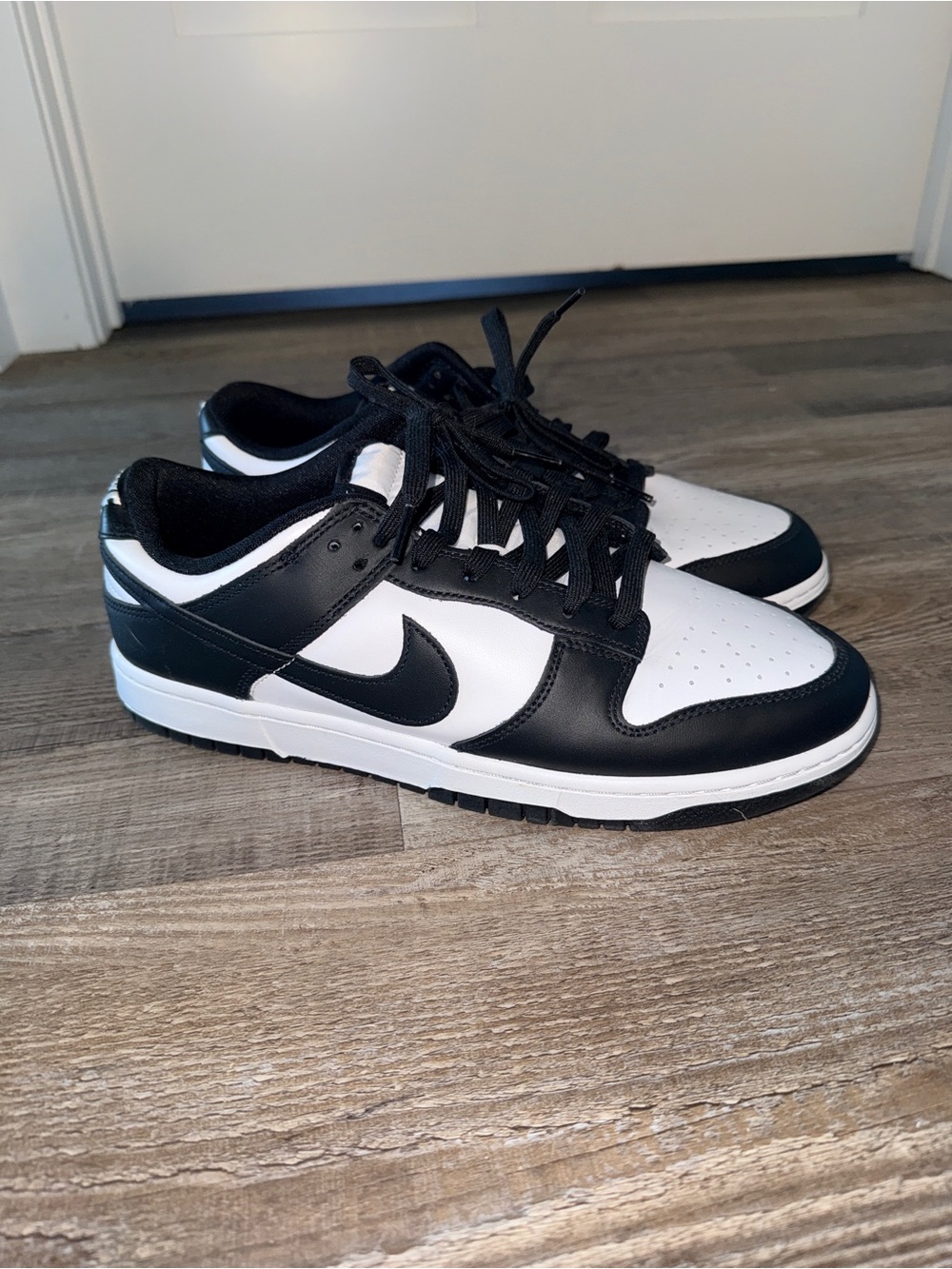 Nike Men's Low-Top Black and White Sneakers